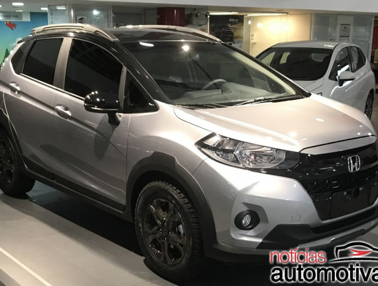 Novo crossover da marca japonesa aparece em um show room com visual diferenciado.