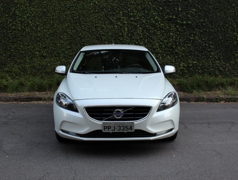 Versão mais em conta do V40 tem conjunto mecânico moderno, mas equipamento multimídia deixa a desejar