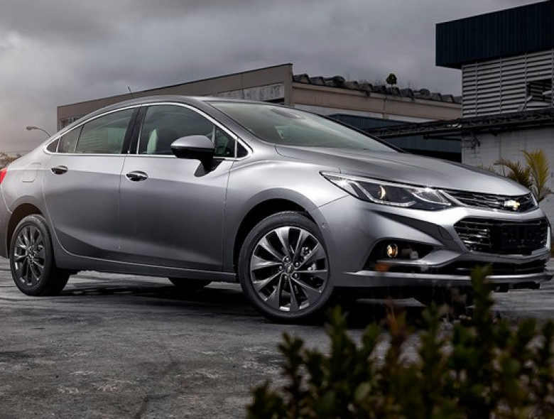 O Chevrolet Cruze sempre esteve na cola dos líderes Honda Civic e Toyota Corolla.