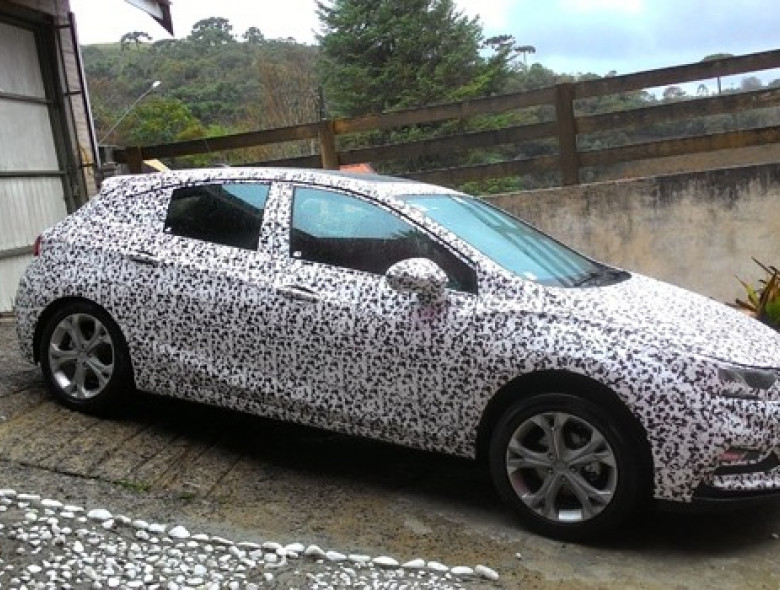 Carro foi visto em Campos do Jordão (SP) com camuflagem.
Modelo deve adotar motor 1.4 turbo de 153 cavalos.