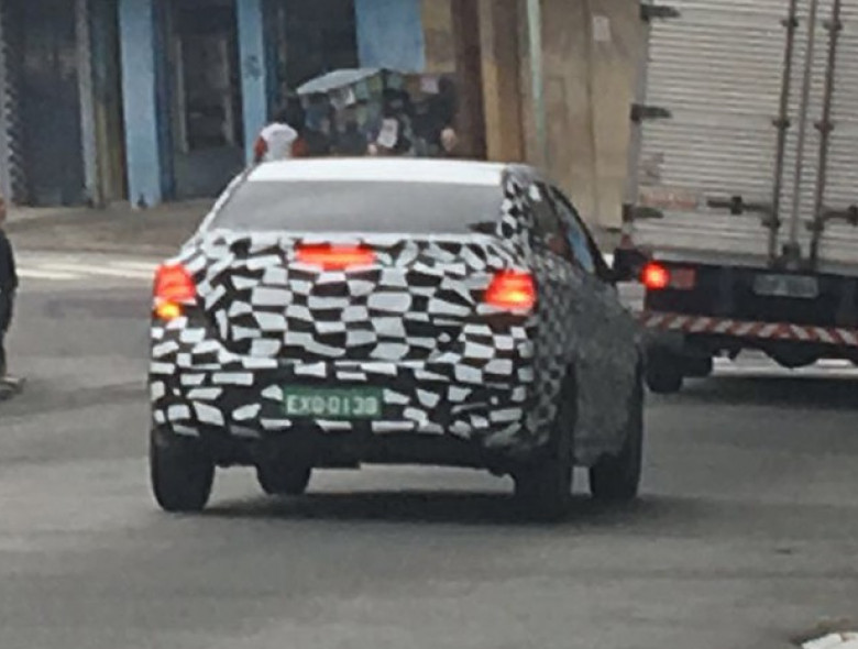 Peça será mais quadrada do que na versão atual, com seta na extremidade.
Dianteira receberá mais mudanças; modelo chega no Salão de São Paulo.