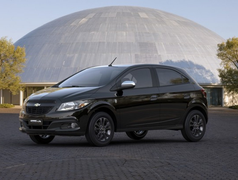 O Chevrolet Onix fechou o primeiro semestre de 2016 como o carro mais vendido do Brasil. O hatch compacto emplacou 68.535 unidades nos seis primeiros meses deste ano. Em seguida, aparece o Hyundai HB20 , com 55.922 unidades. O "pódio" é completado pelo Ford Ka , que teve 34.571 veículos vendidos.