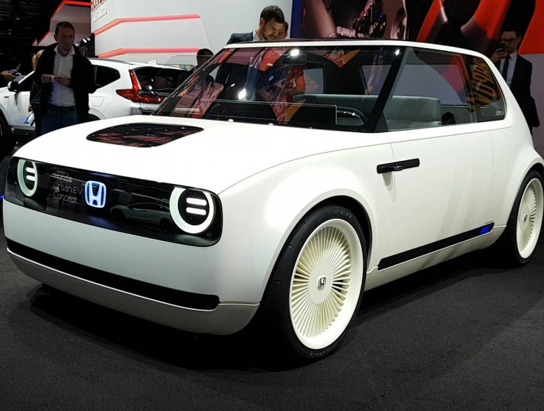Design do hatch elétrico é baseado nos antigos compactos vendidos pela marca no fim dos anos 60.
