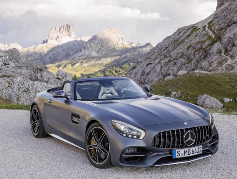 Mercedes-AMG GT C Roadster acelera a 100 km/h em 3,7 segundos.
Estreia será durante o Salão de Paris, no fim do mês.