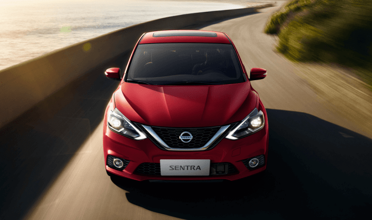 Nissan Sentra na cor vermelha
