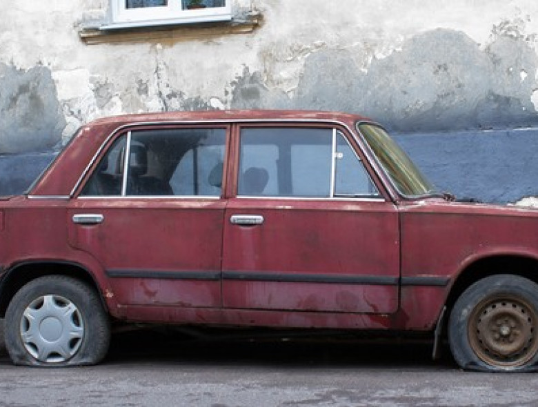 Pneus murchos, vidros quebrados, carroceria empoeirada. Veja o que fazer se tiver um carro abandonado perto da sua casa.